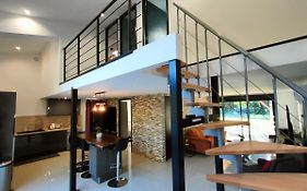 Maison piscine jeux à la campagne